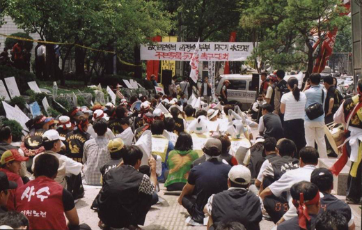 포이동 266번지 주민 등 300여명은 4일 낮 서울 강남구청 앞에서 집회를 열어 강남구가 지난 1990년부터 포이동 주민들에게 물리고 있는 토지변상금을 철회하라고 요구했다 